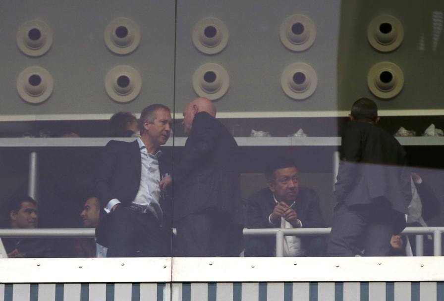 Eccolo seduto in tribuna vip al Santiago Bernabeu (il primo a destra) per assistere a Real Madrid-Bayern Monaco.Reuters
